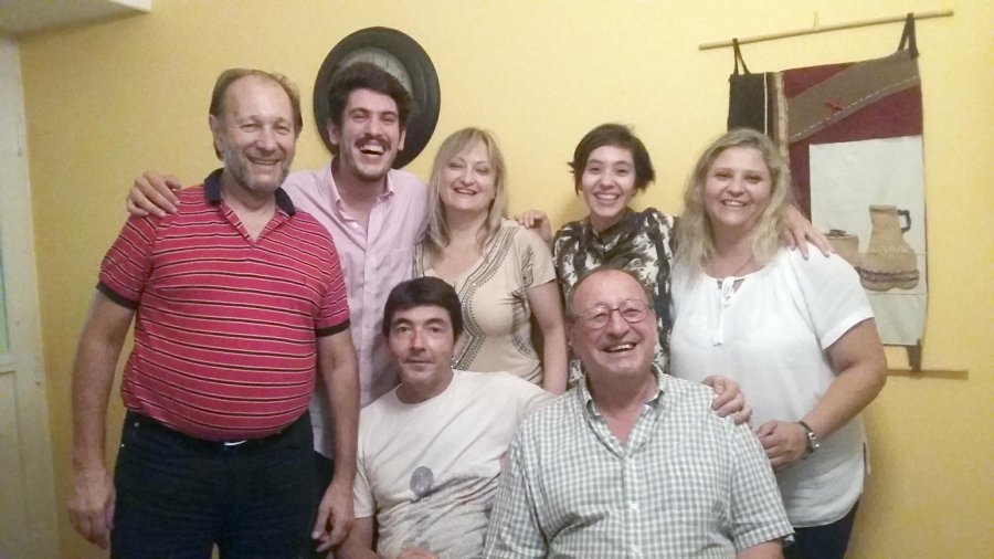 FOTO PRENSA GRUPO// ELENCO./ Los actores junto al director.