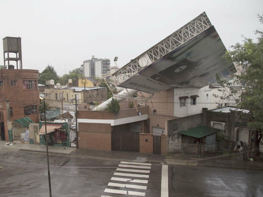 FOTO NA AVENIDA GENERAL PAZ. Como consecuencia del temporal se desplom&oacute; sobre cuatro casas un enorme cartel publicitario.