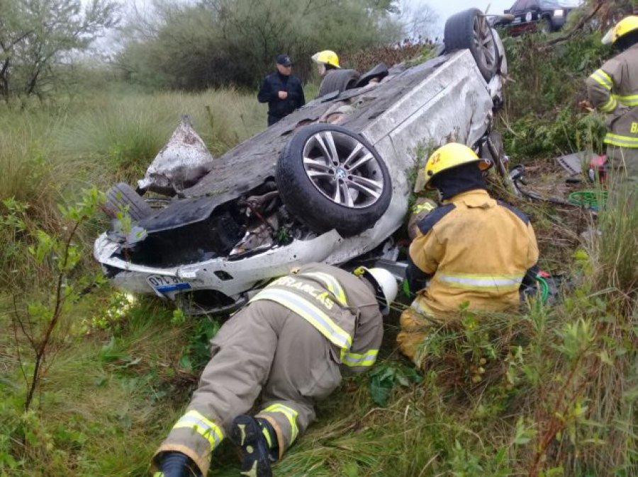 FOTO LA CAPITAL ASI QUEDO EL BMW. Bomberos Voluntarios de Barrancas que trabajaron en el lugar dijeron que el auto patin&oacute; en el agua acumulada.