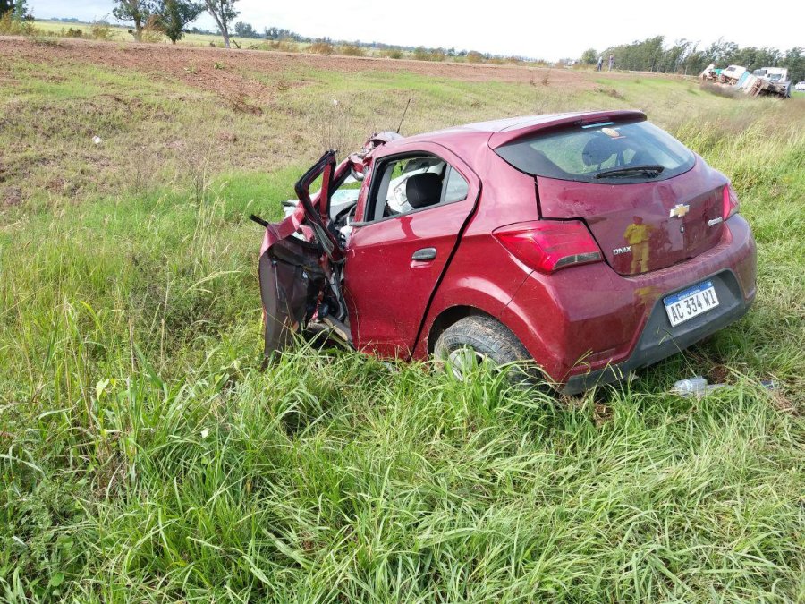FOTO UR V EL CAMION CON SOJA. El vehículo se dirigía a Rosario, y quedó desparramada gran parte de su carga.  FOTO UR V EL CHEVROLET ONIX. Ocupado por dos jóvenes de Buenos Aires, habría impactado al camión.
