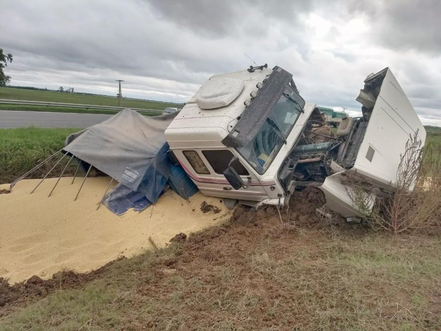 FOTO UR V EL CAMION CON SOJA. El veh&iacute;culo se dirig&iacute;a a Rosario, y qued&oacute; desparramada gran parte de su carga.  FOTO UR V EL CHEVROLET ONIX. Ocupado por dos j&oacute;venes de Buenos Aires, habr&iacute;a impactado al cami&oacute;n.