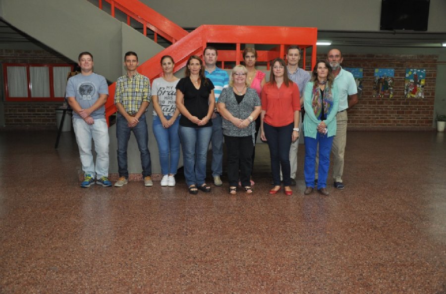 FOTO PRENSA ESCUELA// CLUB DE MADRES./ Im&aacute;genes de la primera comisi&oacute;n y la actual. ASOCIACION COOPERADORA./Primeros integrantes y actuales miembros.
