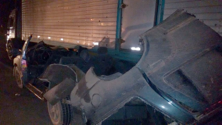 FOTO UR V SE METIO ABAJO. La camioneta Chevrolet Blazer se incrust&oacute; debajo del semirremolque del cami&oacute;n Ford.