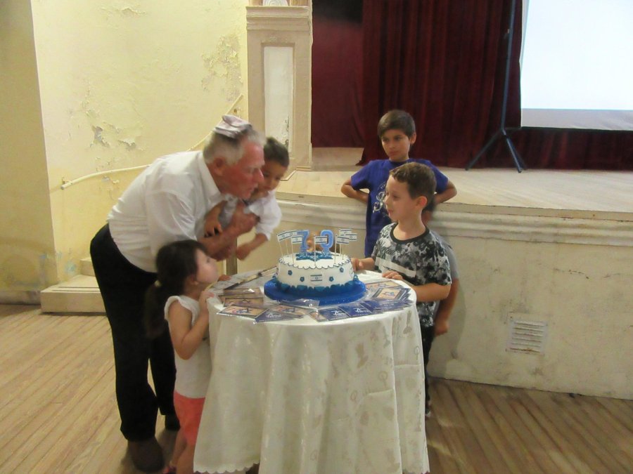 TORTA ANIVERSARIO./ La tradicional ceremonia de apagar las velas.
