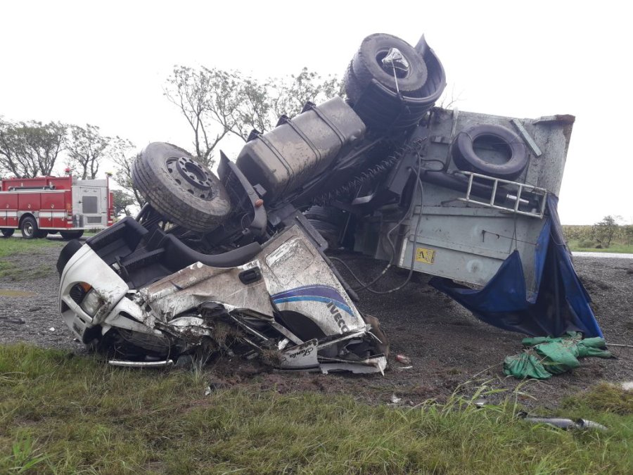 FOTO URV  DETERIORO. El cami&oacute;n tras el vuelco.