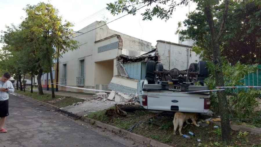 FOTO URV CAMIONETA. Termin&oacute; su carrera contra la casa.