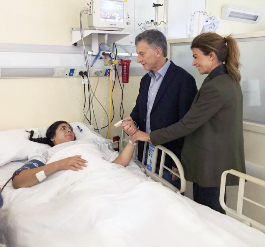 FOTO NA GESTO. Macri junto a la primera dama, Juliana Awada; visit&oacute; a Roc&iacute;o Villarreal.