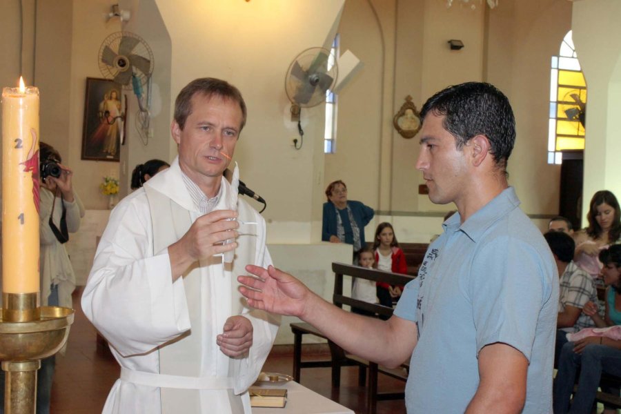 FOTO ARCHIVO// JOSE MARIA MEZZABARBA./ Continuar&aacute; su misi&oacute;n en Ceres. OSCAR SARA./ El sacerdote ser&aacute; el p&aacute;rroco de Santa Rosa de Lima.