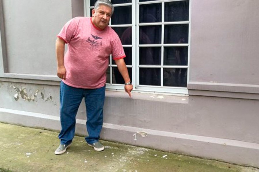 FOTO LT 10 FRENTE A SU CASA. El jefe comunal Amaro Gonz&aacute;lez.