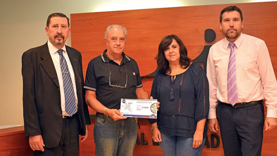 FOTO PRENSA MUTUAL// ENTREGA./ El instante en el que fue efectivizado el aporte.