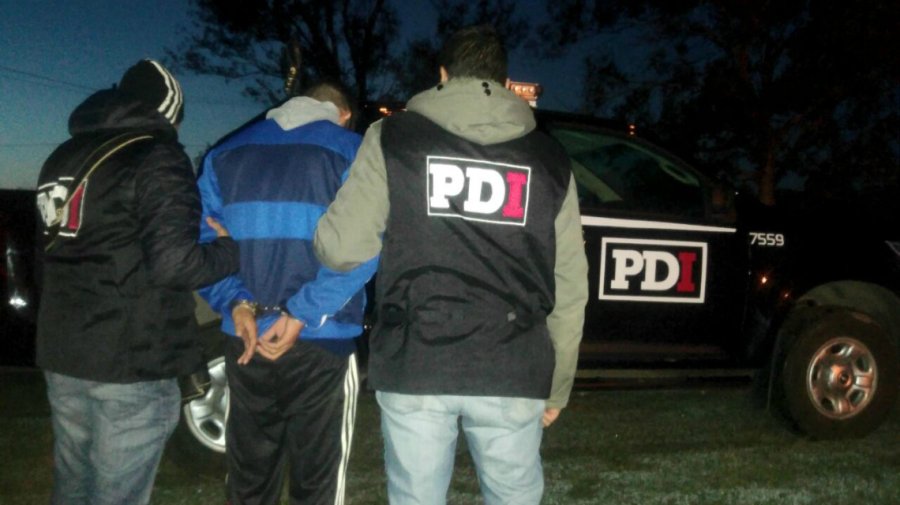 FOTO PDI DETENCION. Momento en que el principal sospechoso del ataque fue detenido.