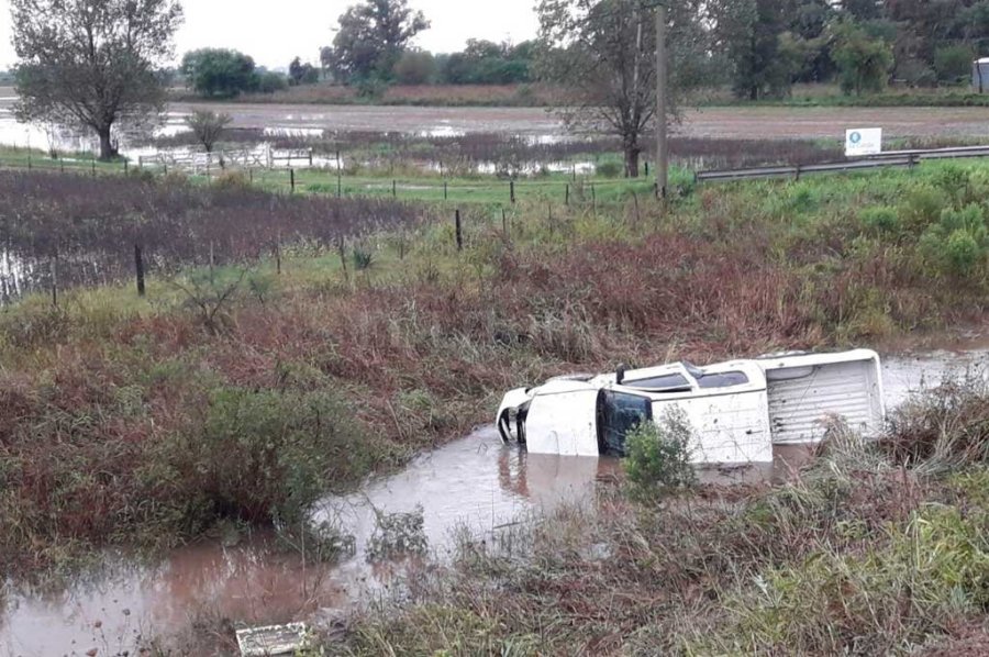 FOTO EL LITORAL EN EL AGUA. La camioneta patin&oacute; sobre un charco y sali&oacute; despedida al canal que bordea la ruta.