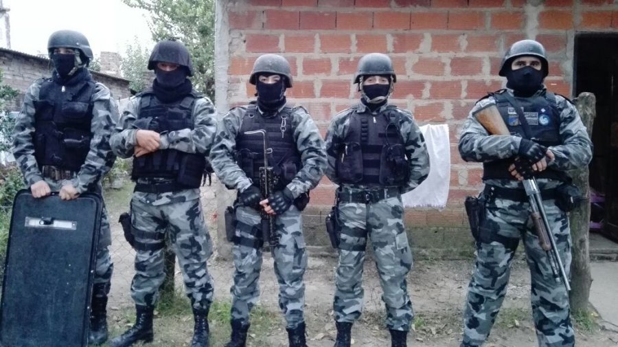 FOTO UR V PROCEDIMIENTOS. Dieron negativo en cuanto a lo buscado, pero los vecinos reaccionaron agresivamente al operativo.
