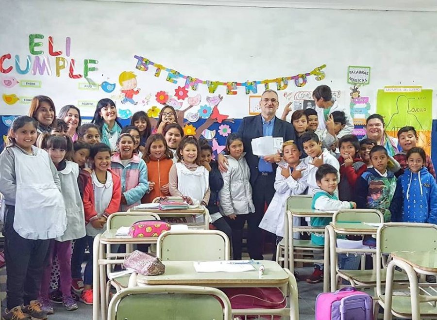 FOTO PRENSA AC// ESCUELA PAUL HARRIS./ Un momento de la actividad cumplida en el establecimiento. EN LA ESCUELA ANGELA PERALTA PINO./ El legislador junto  a parte de la comunidad educativa.