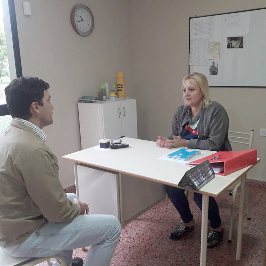 FOTO PRENSA COMUNA// ESCUELA ESPECIAL./ Mauro Gilabert y Gilda Gandolfi durante el encuentro.