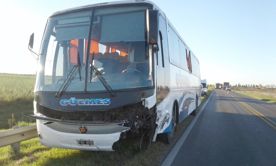 FOTO UR V DESTROZOS. En la parte frontal y en vidrios laterales. No hubo lesionados de gravedad.