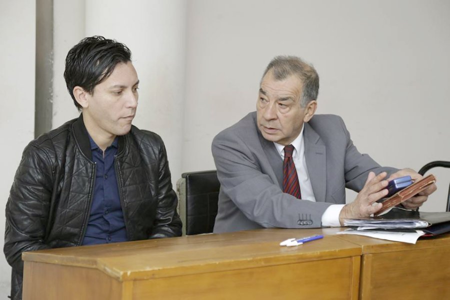 FOTO EL PERIODICO &iquest;CONTRADICCION?. G&oacute;mez (a la izquierda) fue hallado responsable de haber despellejado al animal pero no ir&aacute; preso.