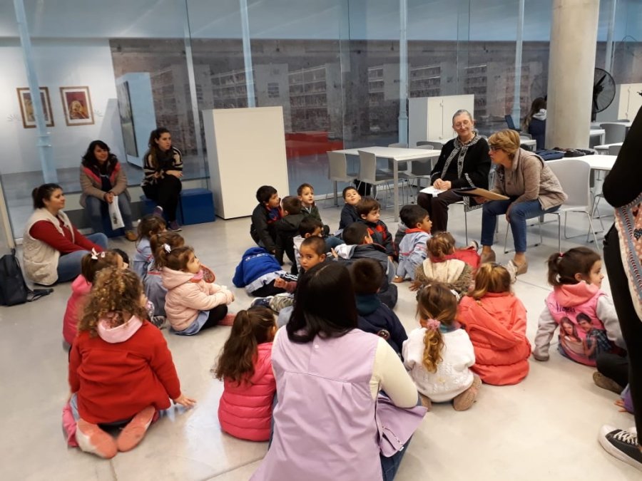 FOTO PRENSA LC// LECTURA./Nelly Croce y Shirley Lardone con un interesado grupo de ni&ntilde;os.