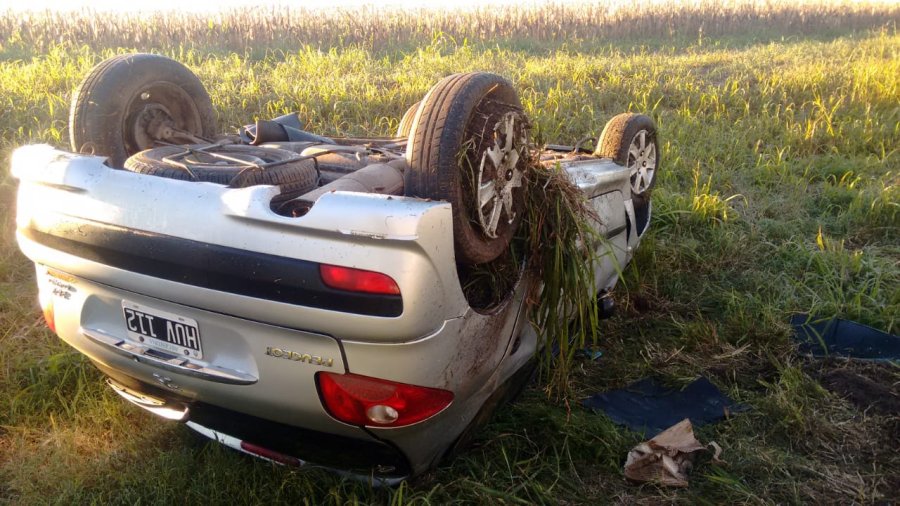 FOTO UR V PEUGEOT 207. Qued&oacute; completamente volcado al costado de la ruta.