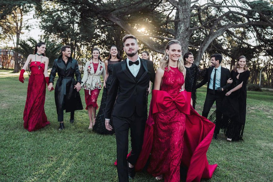 FOTO MAURO BONETTO PURO GLAMOUR. Los modelos desplegados en la recoleta Casona La Victorian.  FOTO FEDERICO FERREIRA HAY EQUIPO. Ana Julia Ordóñez, Javier Saiach y Alexis Astore.