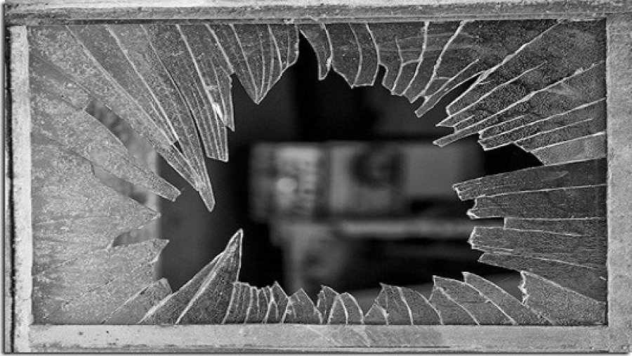 VENTANA ROTA. Fue en la vecinal del 2 de Abril.