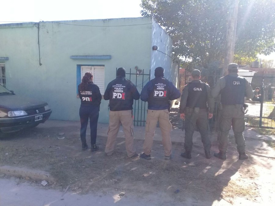 EN UNA VIVIENDA. Efectivos llevaron a cabo un gran operativo.