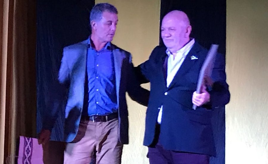 FOTO PRENSA OM// DECLARATORIA DE INTERES./ Omar Mart&iacute;nez entreg&oacute; el diploma a Eduardo Grosso.