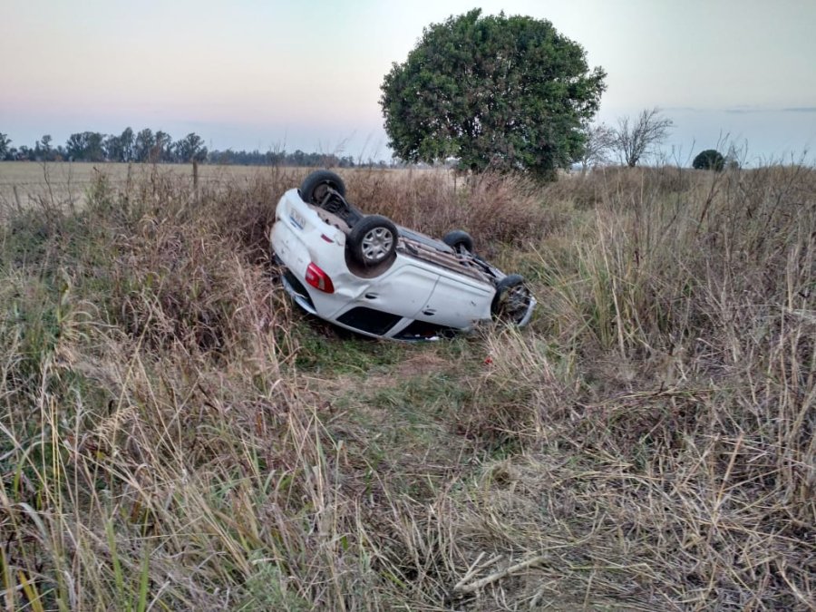 FOTO LA OPINION OTRO ACCIDENTE. En Ruta 13, jurisdicci&oacute;n de Mar&iacute;a Juana, un Renault Sandero mordi&oacute; la banquina y volc&oacute;. Felizmente s&oacute;lo hubo lesionados leves.