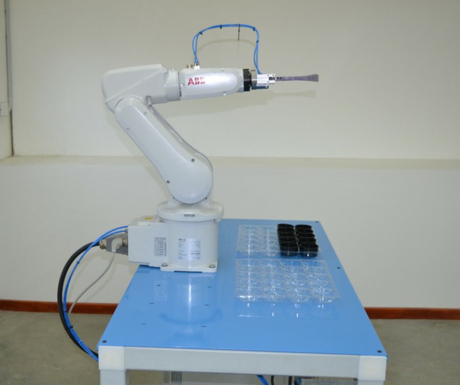 FOTO PRENSA UTN// BRAZO ROBOTICO./ Recientemente adquirido por la Facultad Regional Rafaela de la UTN. INCORPORACION./ Es el puntapié inicial de las actividades.