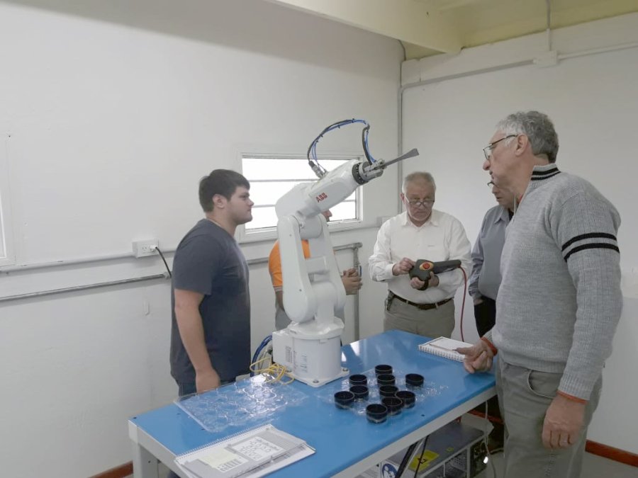 FOTO PRENSA UTN// BRAZO ROBOTICO./ Recientemente adquirido por la Facultad Regional Rafaela de la UTN. INCORPORACION./ Es el puntapi&eacute; inicial de las actividades.