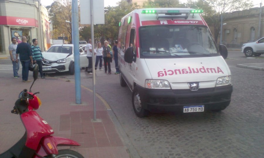 FOTO DIEGO OLIVA ENCONTRONAZO. A la izquierda se observa al Toyota Etios con su parte frontal da&ntilde;ada luego del siniestro vial.
