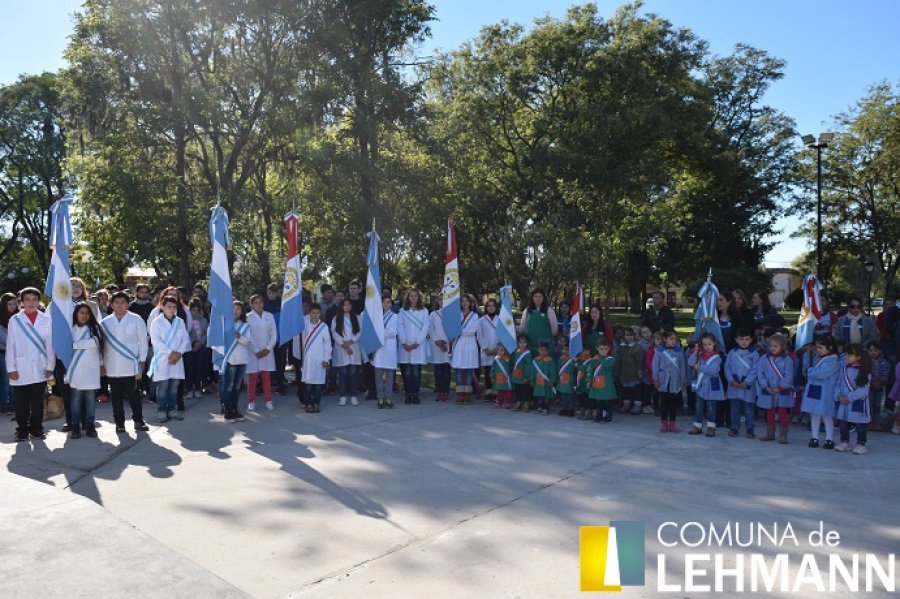 FOTO PRENSA COMUNA// ABANDERADOS./ Alumnos de los establecimientos escolares honrando a la Patria.