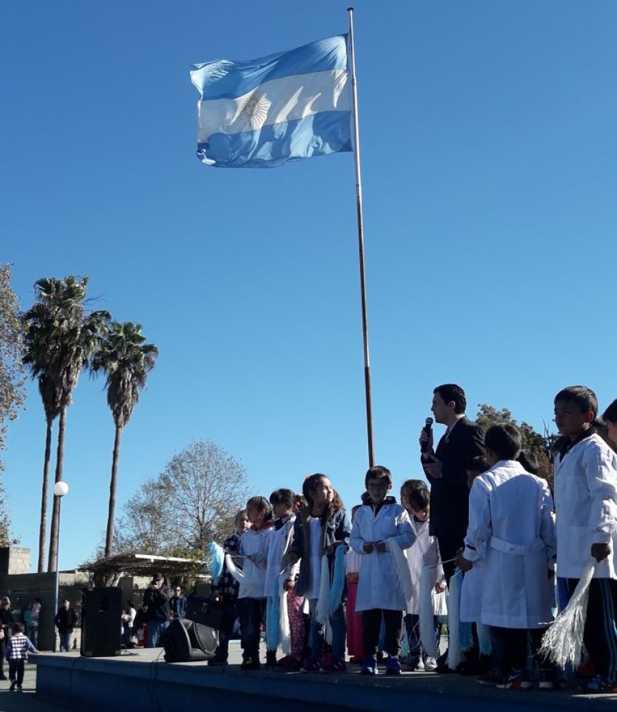 MENSAJE. - Mauro Gilabert en su discurso rodeado por los chicos que participaron del acto.