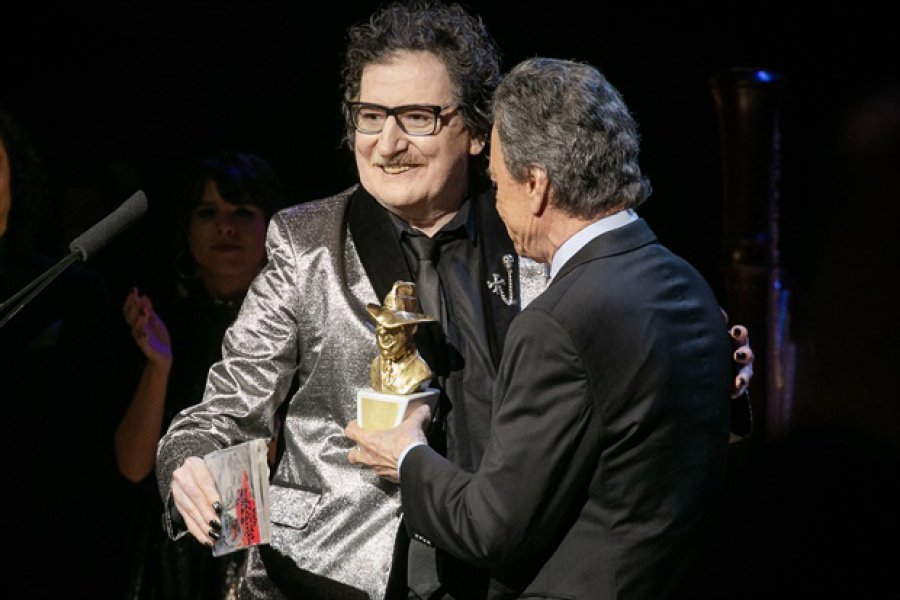 FOTO CAPIF QUE MOMENTO. Palito Ortega entrega el Gardel de Oro a Charly García.
