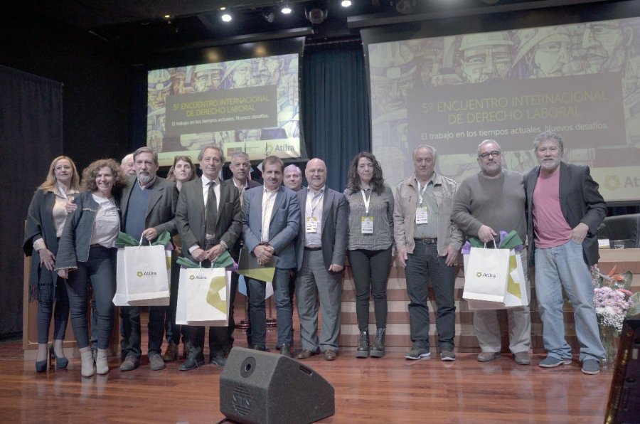 FOTO PRENSA ATILRA// CIERRE./ Los participantes del &uacute;ltimo panel junto a autoridades.