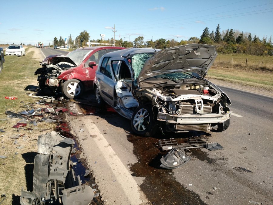 FOTO LA OPINION DESTROZADOS. As&iacute; quedaron luego del impacto el Renault Cl&iacute;o y el Ford Fiesta.