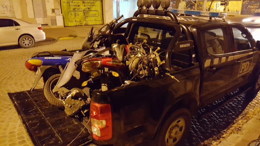 FOTO PDI MOTOS, MOTORES Y MOTOPARTES. El material secuestrado por la Polic&iacute;a de Investigaciones.