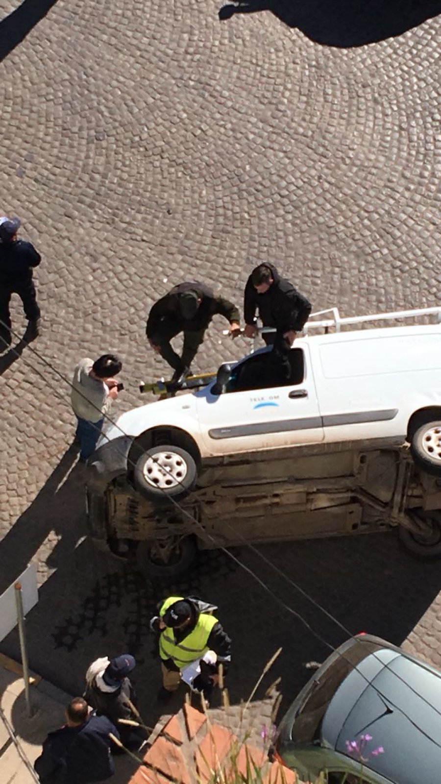 FOTO RADIO ADN IMPACTO Y VUELCO. El utilitario Renault Kangoo sobre calle Rivadav&iacute;a, luego de ser embestido por el Ford Fiesta.