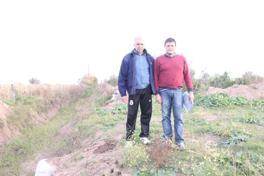 FOTOS J. BARRERA PRODUCTORES./ Sergio y Juan Garetto al costado de uno de los canales contra la bajada natural, al noreste de Fraga. ESTACI&Oacute;N TRANSFORMADORA./ Rodeada de dos canales al sur de la ruta 70, casi al ingreso a Fraga. MAPA./ Aparecen las b