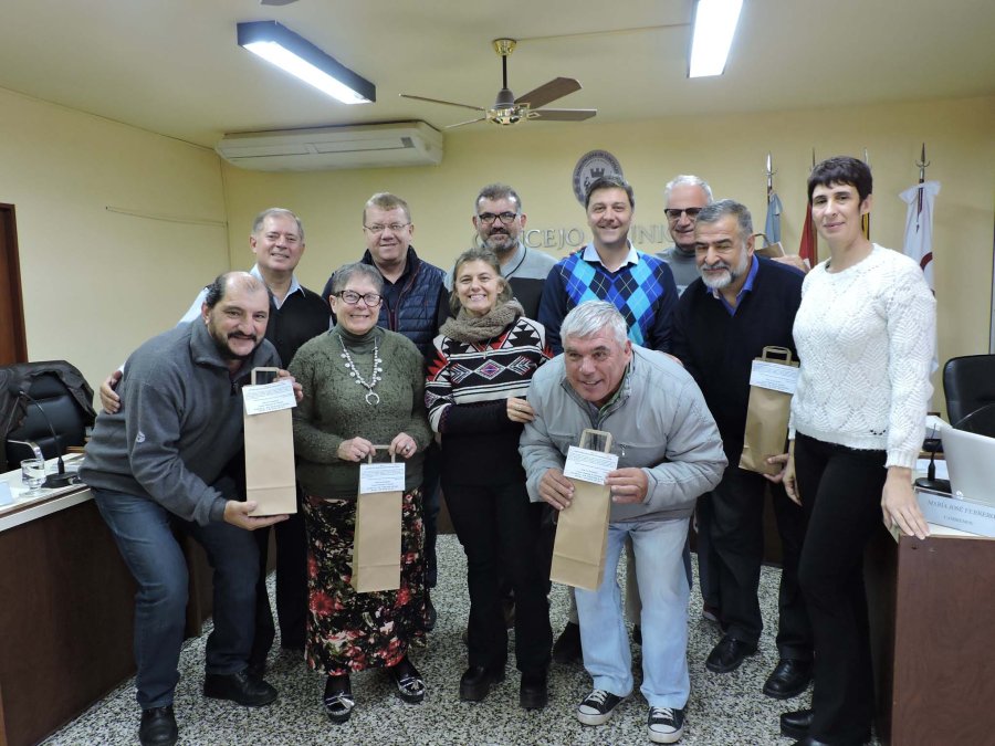 FOTO PRENSA CONCEJO// RECONOCIMIENTO./ Todos los ediles junto a un grupo de comunicadores sociales.