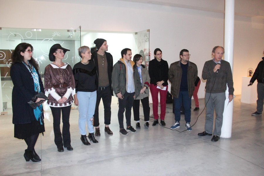 FOTOS J. BARRERA ACTO./ Los artistas y los coordinadores anoche en el corredor del Viejo Mercado. FASOLA./ "Ser argentino, una pasi&oacute;n" en el Museo de la Fotograf&iacute;a. NANKURUNAISA/ Luciana Dichiara interact&uacute;a con una visitante en la Sala I.