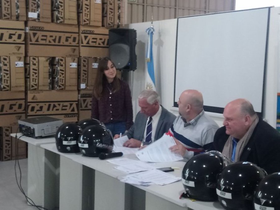 FOTO R.B.SUARDI ENTREGA. Fueron beneficiadas muchas localidades de la Regi&oacute;n con cascos gratuitos.