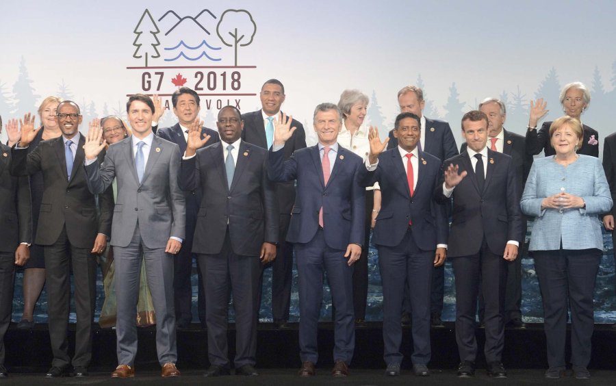 FOTO NA PRESIDENTE. Macri en la foto oficial de los Líderes del G7 en el Hotel Le Manoir Richelieu.  DIALOGO. El presidente argentino con la alemana Angela Merkel.