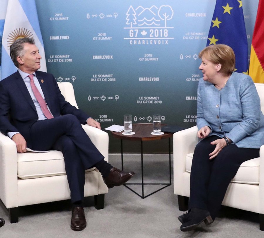 FOTO NA PRESIDENTE. Macri en la foto oficial de los L&iacute;deres del G7 en el Hotel Le Manoir Richelieu.  DIALOGO. El presidente argentino con la alemana Angela Merkel.