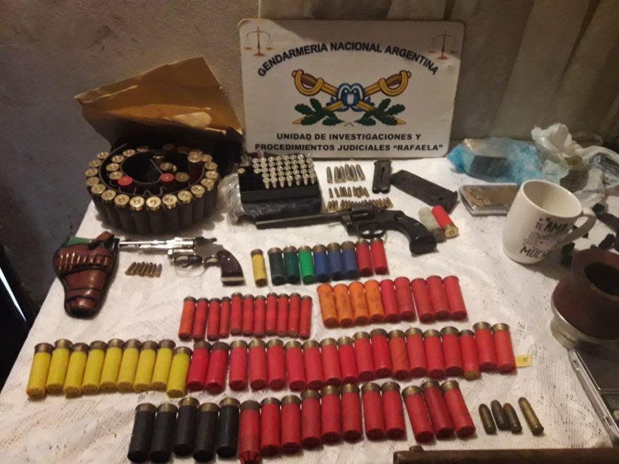 FOTO MIN. SEG. DE LA NACION PARTE DE LO SECUESTRADO. Marihuana, coca&iacute;na, armas de gran calibre, veh&iacute;culos y dinero en efectivo.