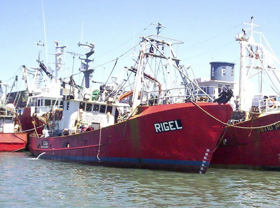 FOTO NA EL RIGEL. El pesquero en el Puerto de Mar del Plata, su base de operaciones.