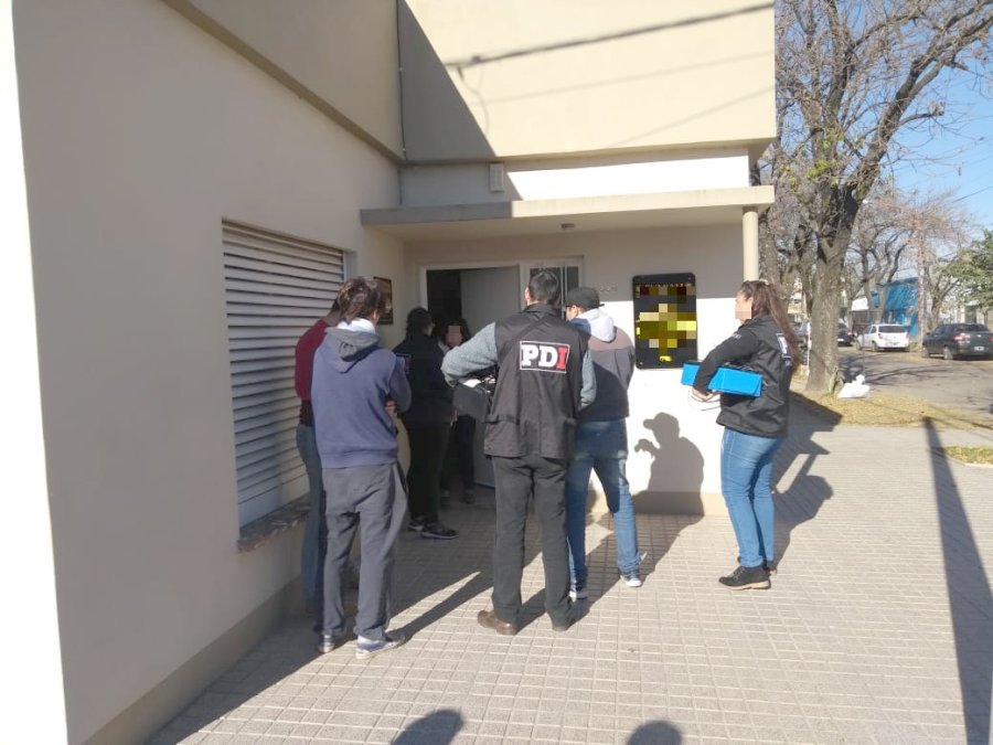 FOTO MIN.SEG.STA.FE ALLANAMIENTO. La PDI al ingresar al estudio jur&iacute;dico.