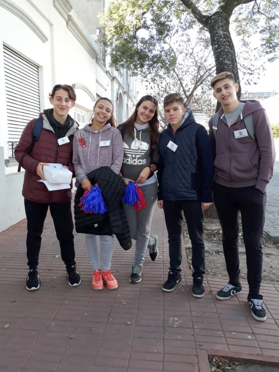 FOTO LA OPINION// VOLUNTARIOS./ Integrantes del grupo juvenil de Catedral colaborando con la colecta.
