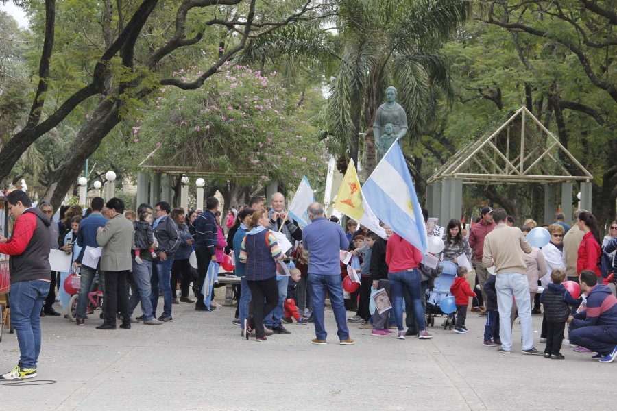 FOTO F. MELCHIORI// MARCHA./ Momentos en que se congregaban en la plaza Libertad.