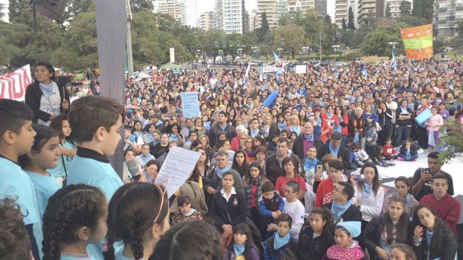FOTO NA ROSARIO./ Movilizaci&oacute;n para promover el rechazo de la legalizaci&oacute;n del aborto.